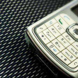 Asiantuntija teilaa tutkimuksen kännykkäsäteilyn terveyseduista