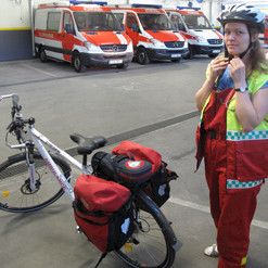 Ambulanssilääkäri päivystää polkupyörällä