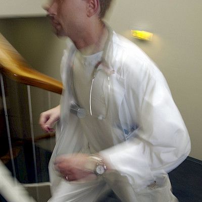 Erikoistuvat lääkärit kritisoivat HUS:n työoloja