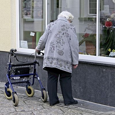 Iäkkäiden aistiongelmia pitäisi hoitaa paremmin