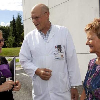 Sosiaalityöntekijä sovittaa  lääkärin ohjeet potilaan arkeen