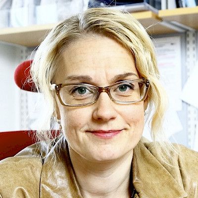 Neuvottelujohtaja hyppäsi  liikkuvaan junaan