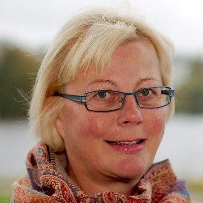 Kati Myllymäki  kääri hihat Savossa