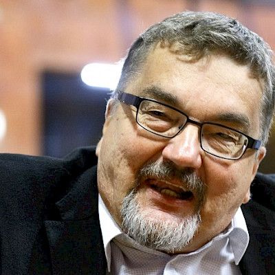 Liiton ohjus vallan käytävillä