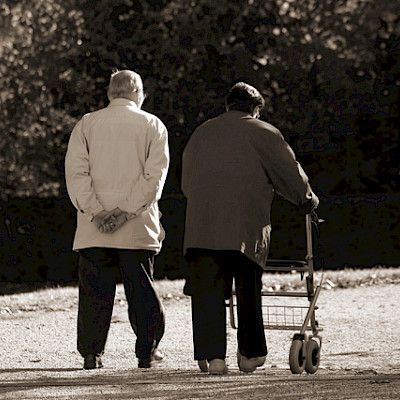 Kaatuminen murtaa vanhuksen lonkan  ei osteoporoosi